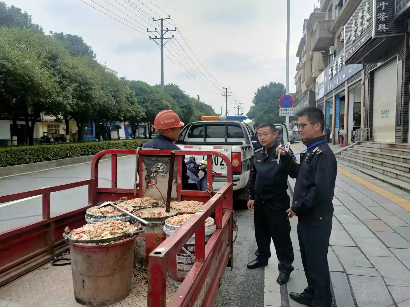 对待流动摊贩，武汉和平街城管先劝离后帮忙找经营门点 | 极目新闻